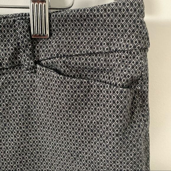 Old Navy “Grey Diamond” Patterned Mid Rose Ankle Length Pixie Pant. - Picture 3 of 10